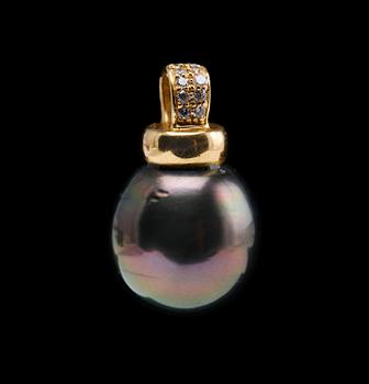 516. A PENDANT, a tahitian pearl 13,5 mm. Brilliant cut diamonds 0.10 ct. 14K gold.