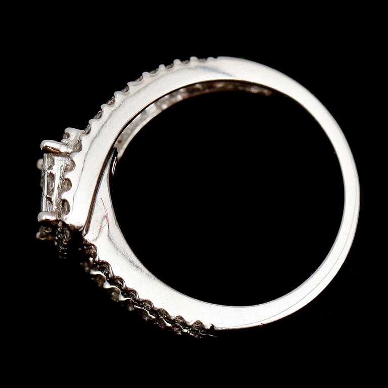 RING, 14 k vitguld, princess och briljantslipade diamanter , tot ca 1.0 ct.