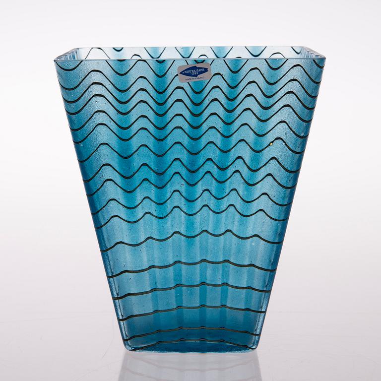 A glass vase, signed Oiva Toikka Nuutajärvi Notsjö 1992, numbered 244/300.