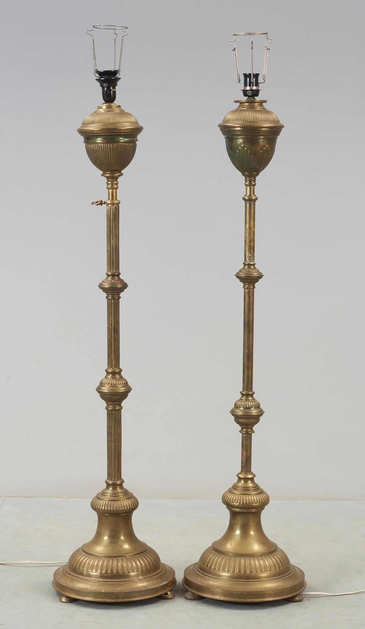 GOLVLAMPOR, ett par snarlika, 1800-talets andra hälft.