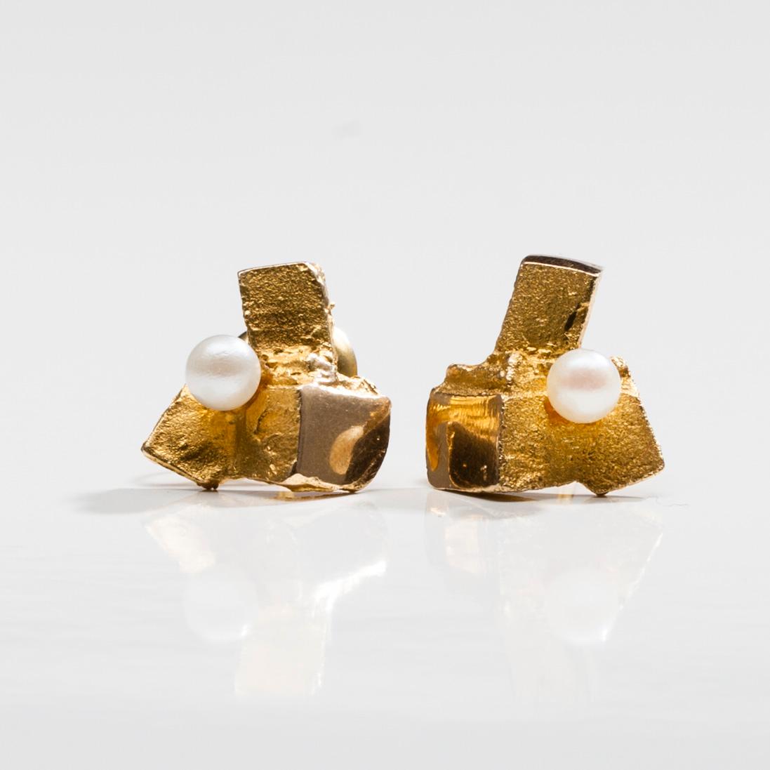 ÖRHÄNGEN, 14K guld, pärlor. 1900-talets senare hälft. Vikt 2,9 g.