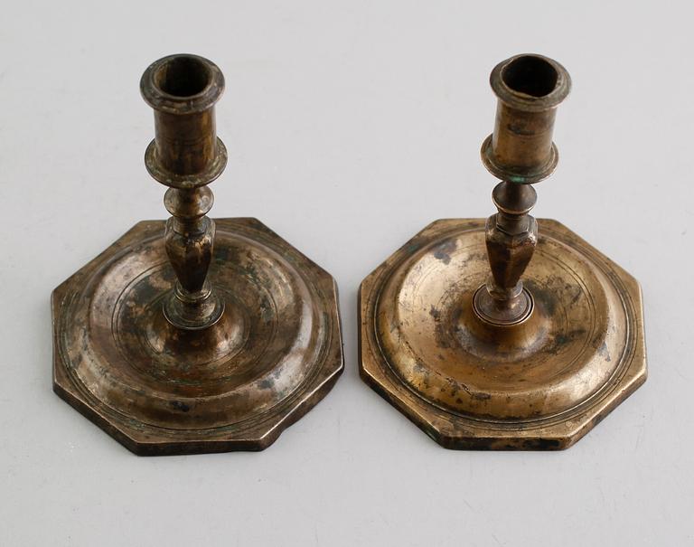 LJUSSTAKAR, 1 par, mässing, 1700-tal.