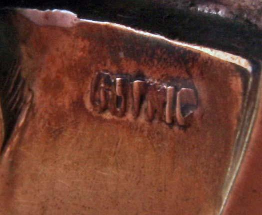 RING, vitt o rött guld 10-14 K, emalj o gammalslipad diamant ca 1,0 carat.