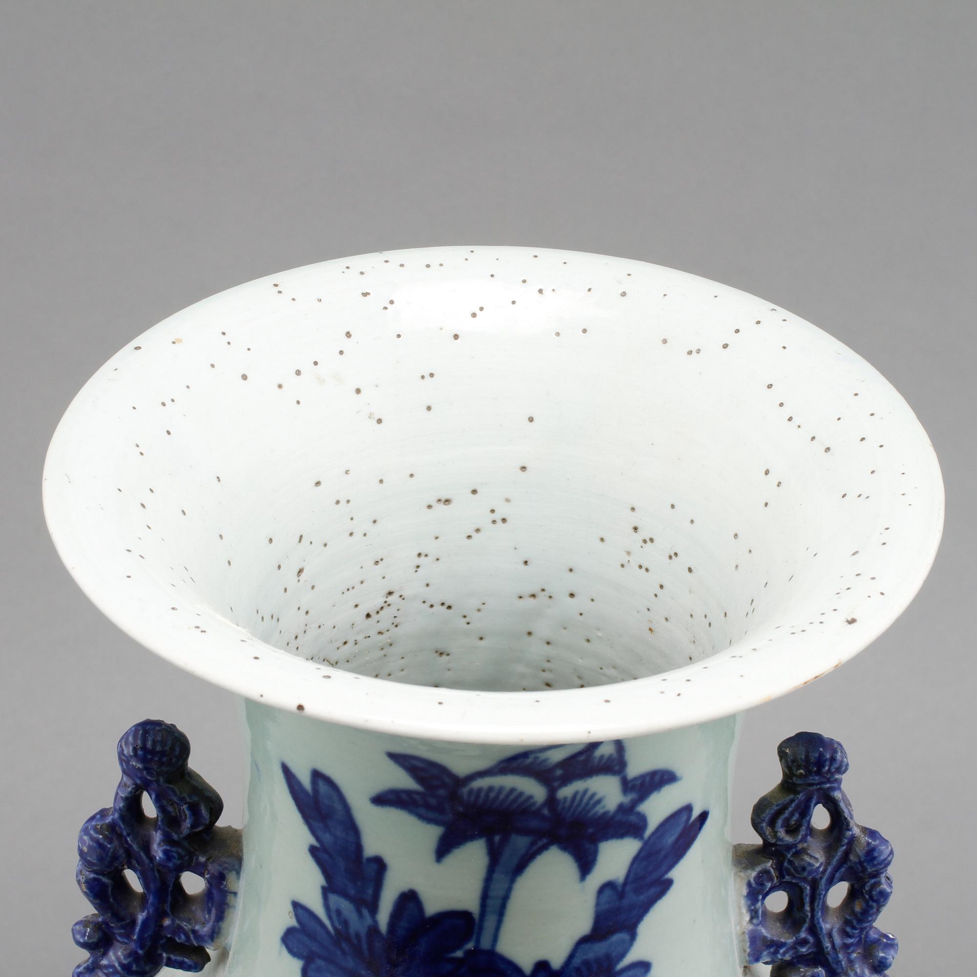 GOLVURNA, porslin, Kina, 1800-tal.
