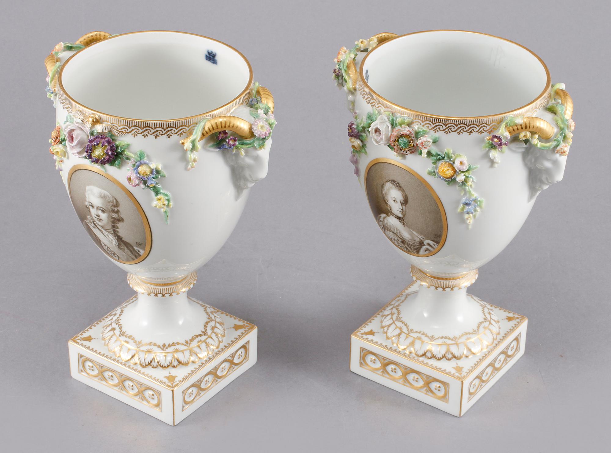 LOCKURNOR, ett par, porslin, Royal Copenhagen, tidigt 1900-tal.