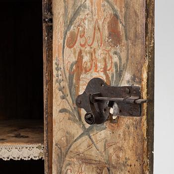 Hörnskåp, allmoge, västsvenskt, daterat 1795.