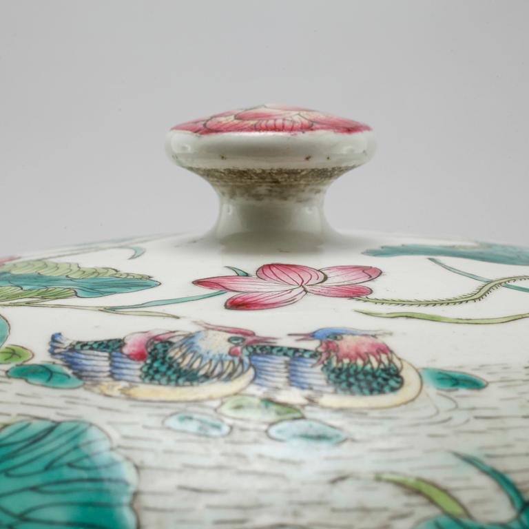 A Chinese porcelain soup terrine, Guangxu (1875-1908).