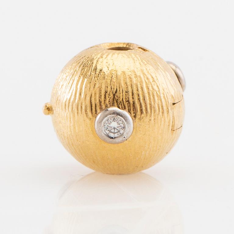 Ole Lynggaard, 18K gold clasp with round brilliant-cut diamonds.
