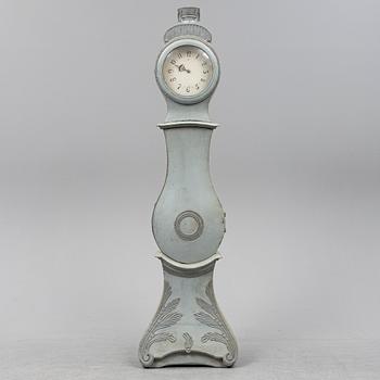 A longcase clock, 18th/19th Century.