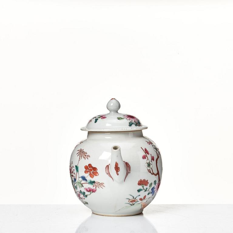 Tekannor, två stycken, kompaniporslin. Qingdynastin, Qianlong (1736-95).