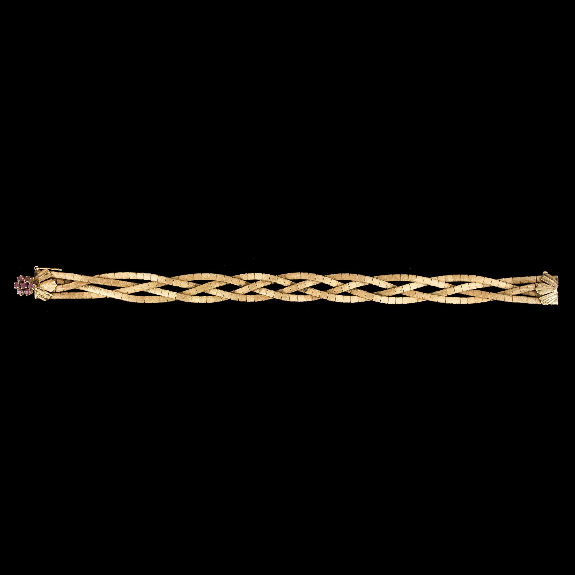 ARMBAND, 18k guld med 7 små rosa safirer, omkring 1900-talets mitt. Vikt ca 28,9 gram.