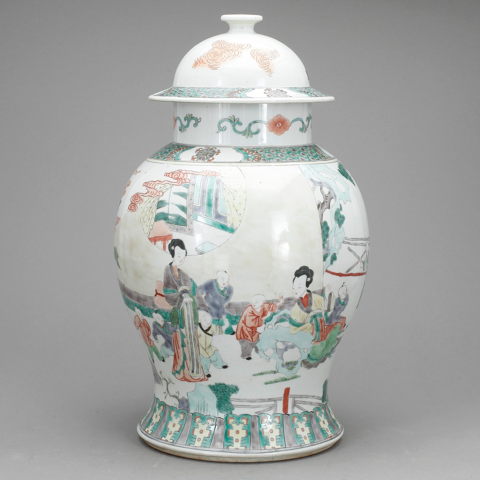 URNA MED LOCK, porslin, Kina, 1900-talet första del.