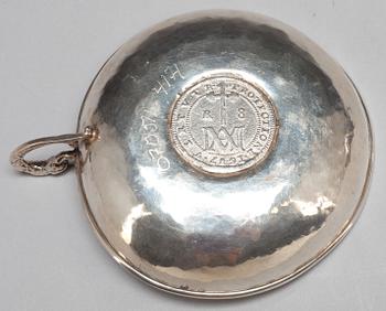 SKÅLFAT MED HÄNKEL, silver, 2 st. Spanien. 1800-tal. Vikt ca 170 g.