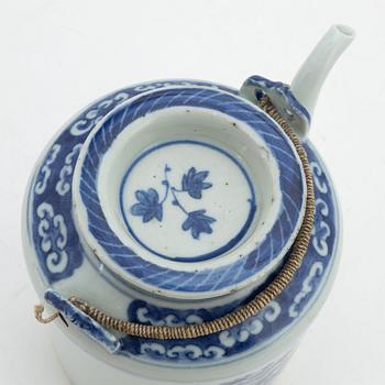 Tekanna med lock och koppar, 2 st, porslin, Kina, 1800-tal resp 1900-tal.