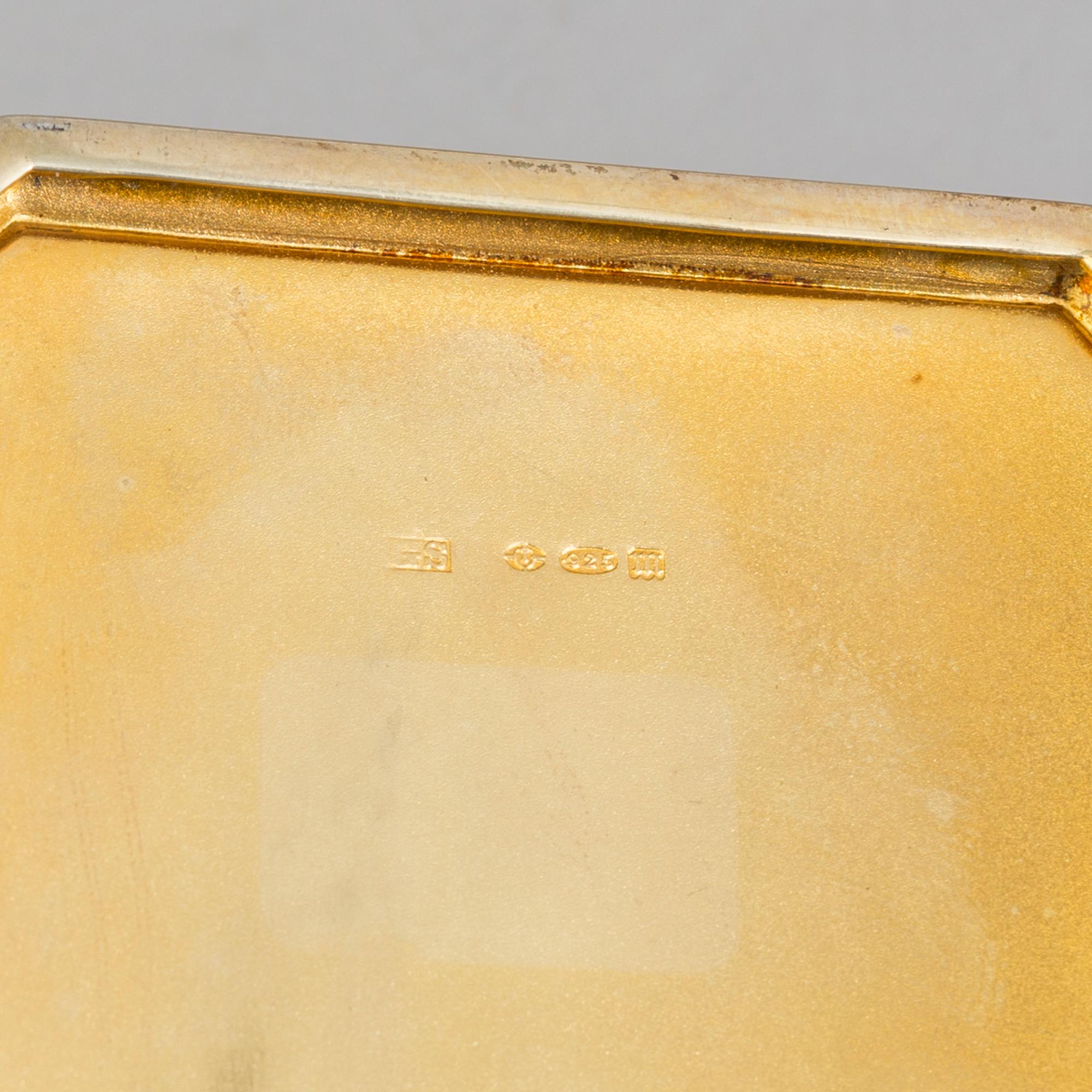 CIGARETTETUI, guillocherad emalj och sterlingsilver, engelska importstämplar, London 1927. Vikt 82 g.