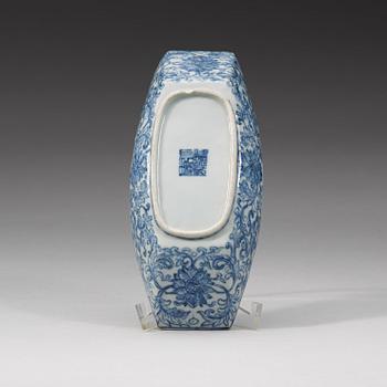 A blue and white stand for a cup, late Qing dynasty with sealmark.