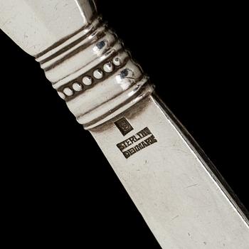 OSTHYVEL "Konge", och SMÖRKNIV, "Dronning", sterlingsilver, Georg Jensen, Danmark. Tot vikt c:a 105 g.