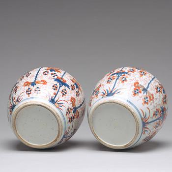 BOJANER, ett par, porslin. Qingdynastin, 1700-tal.
