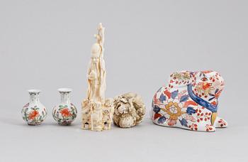 FIGURINER 5 st samt VASER 2 st, bl.a. porslin och ben, Kina o Japan 1900-tal.