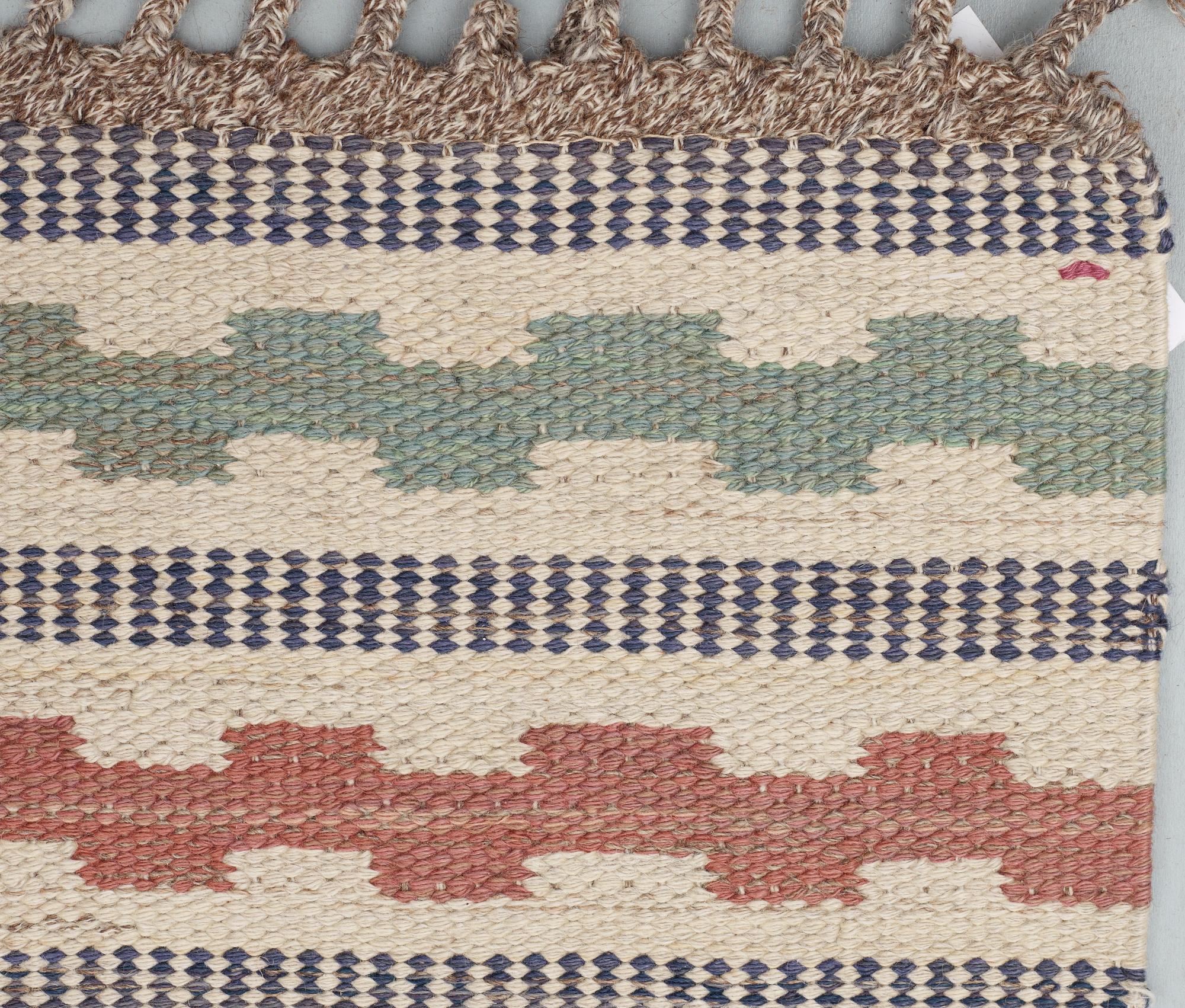 CARPET. "Vita Rutmattan". Rölakan (flat weave). 258 x 131,5 cm.  Signed AB MMF (AB Märta Måås-Fjetterström).