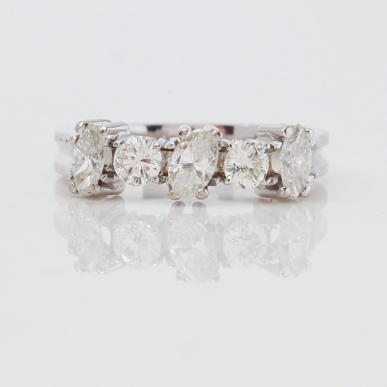 RING, 18K vitguld och olikslipade diamanter tot ca 1.10 ct.