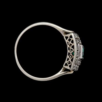 RING, 18k vitguld med smaragder och små diamanter.
