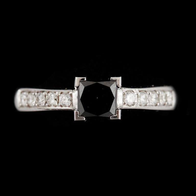 RING, 14k vitguld m svart prinsesslipad diamant ca 0,96 ct samt 10 briljant slipadediamanter tot ca 0,22ct. Vikt ca3,5g.
