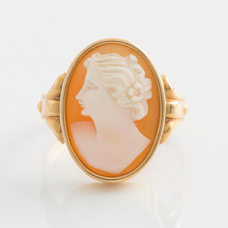 A demi-parure in 18K gold with sea shell cameos.