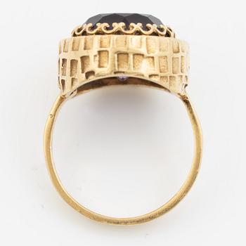 Ring 18K gold with a faceted amethyst.