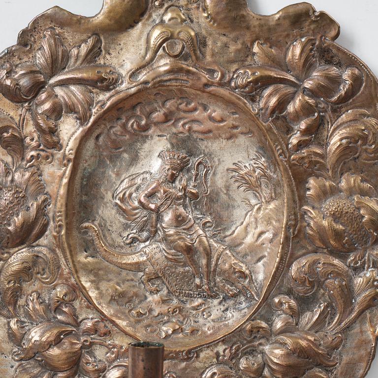 LJUSPLÅTAR, för ett ljus, ett par, barock, 1600-talets senare del, Sverige eller Tyskland/Nederländerna.