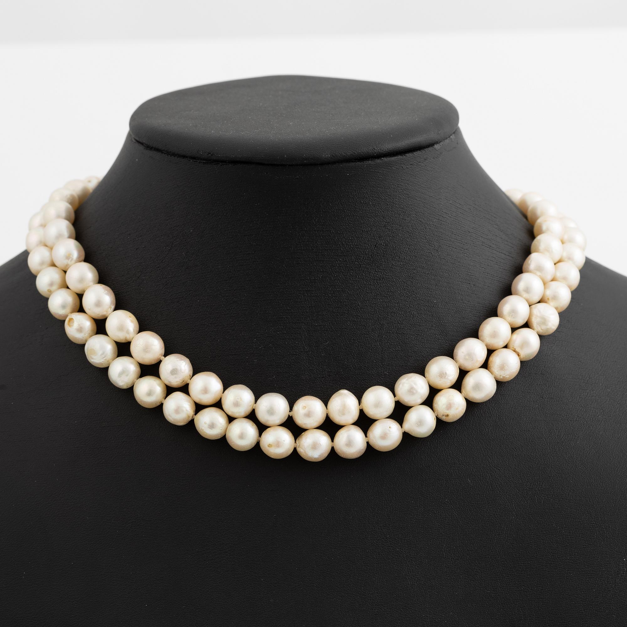 Pearl necklace, cultured pearls with a clasp of white gold set with octagon-cut diamonds.