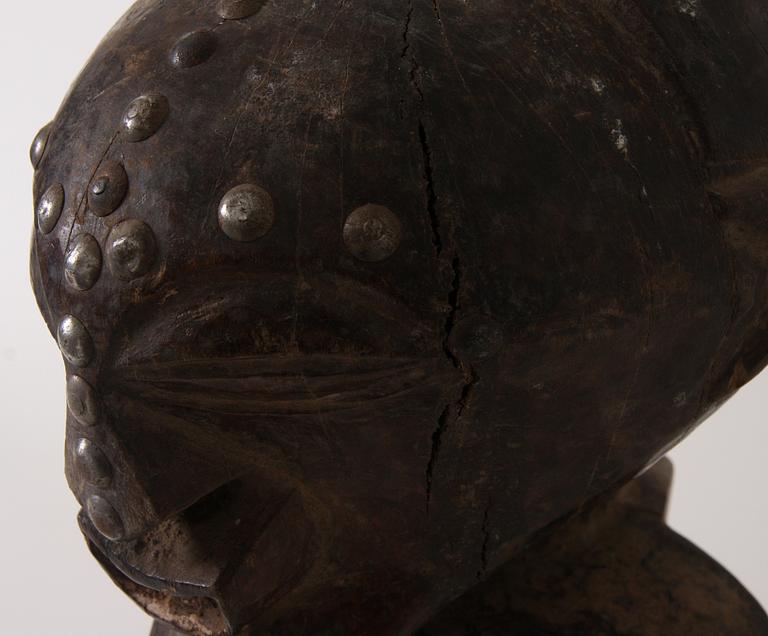 SKULPTUR, trä samt vitmetall, trol, Songye, Kongo Kinshasa.