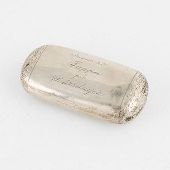 Kalkar, ett par samt dosa, silver, bl.a. MGAB Uppsala, 1946.
