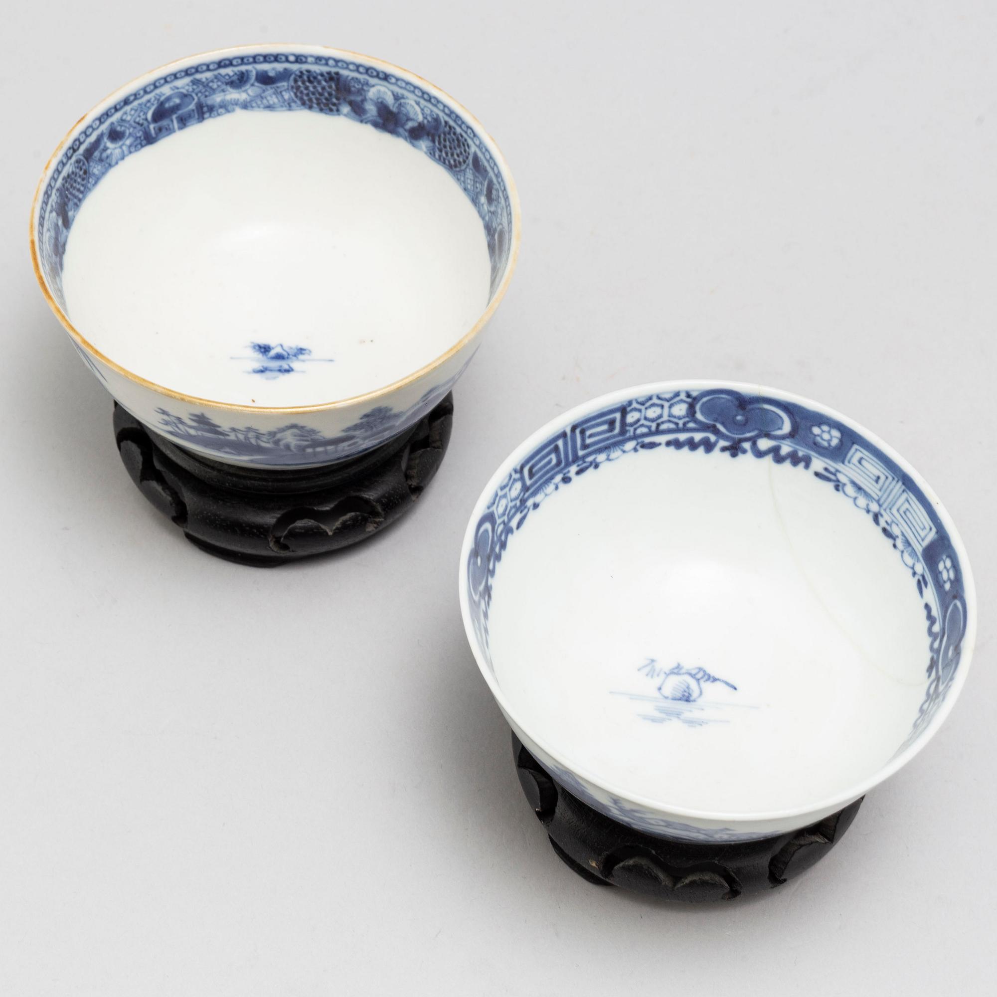 SERVERINGSFAT, SKÅLFAT, ett par, samt SKÅLAR, ett par, kompaniporslin. Qingdynastin, Qianlong (1736-95).