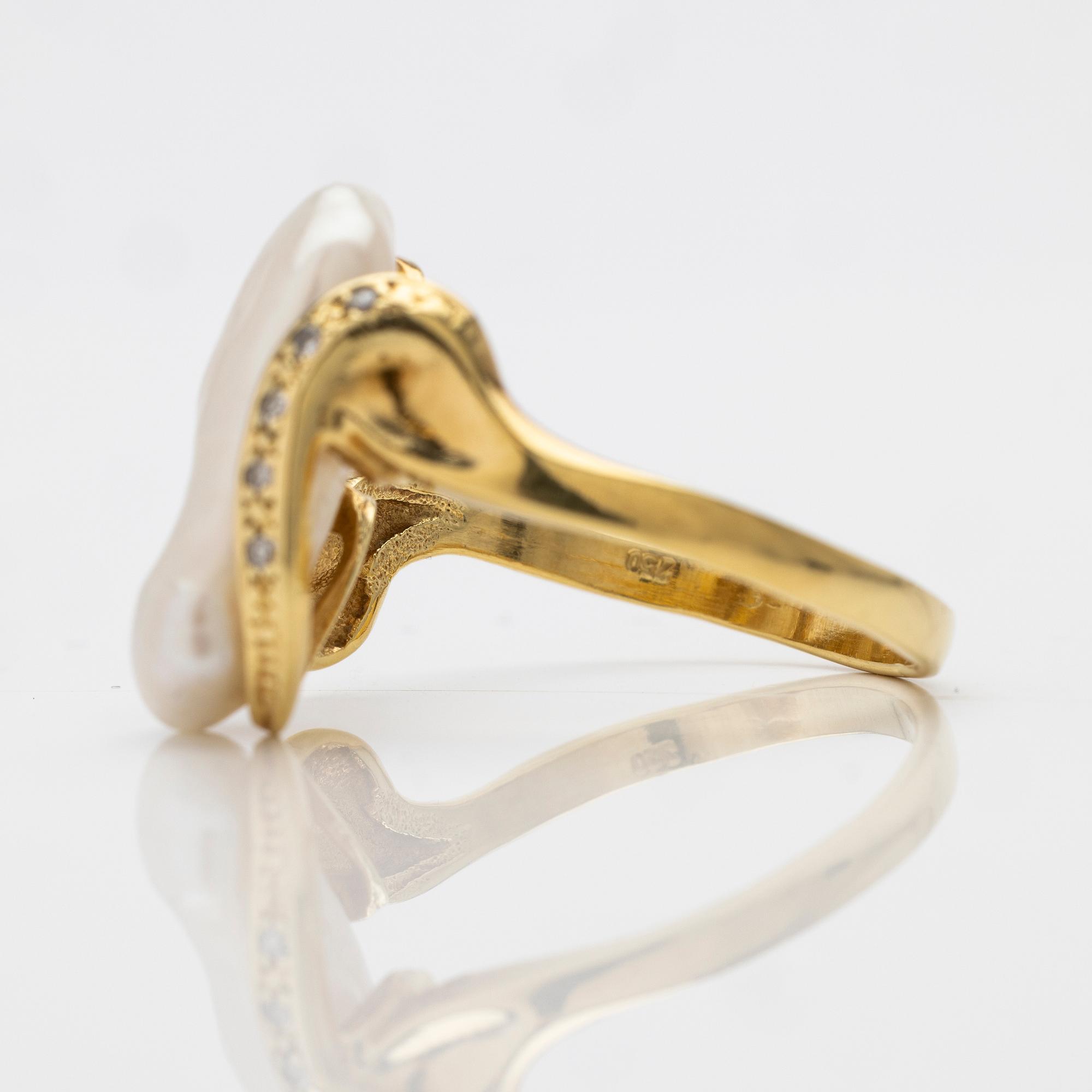 18K gold ring with pearl and diamonds.