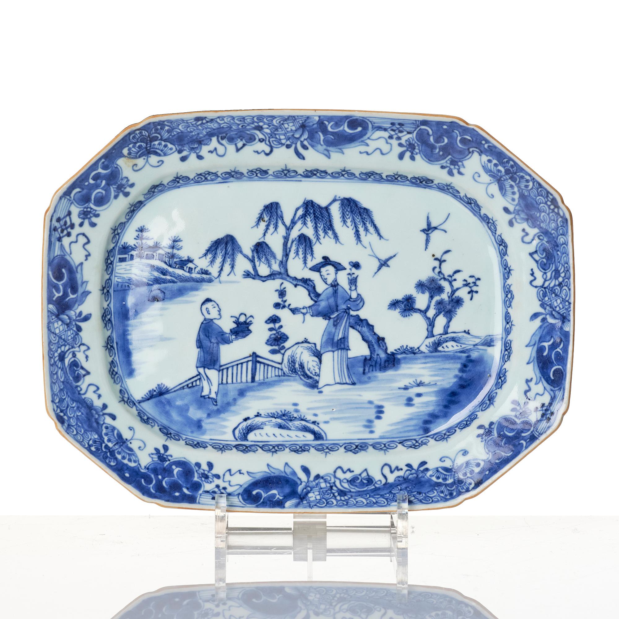 A blue and white serving dish, Qing dynasty, Qianlong (1736-95).