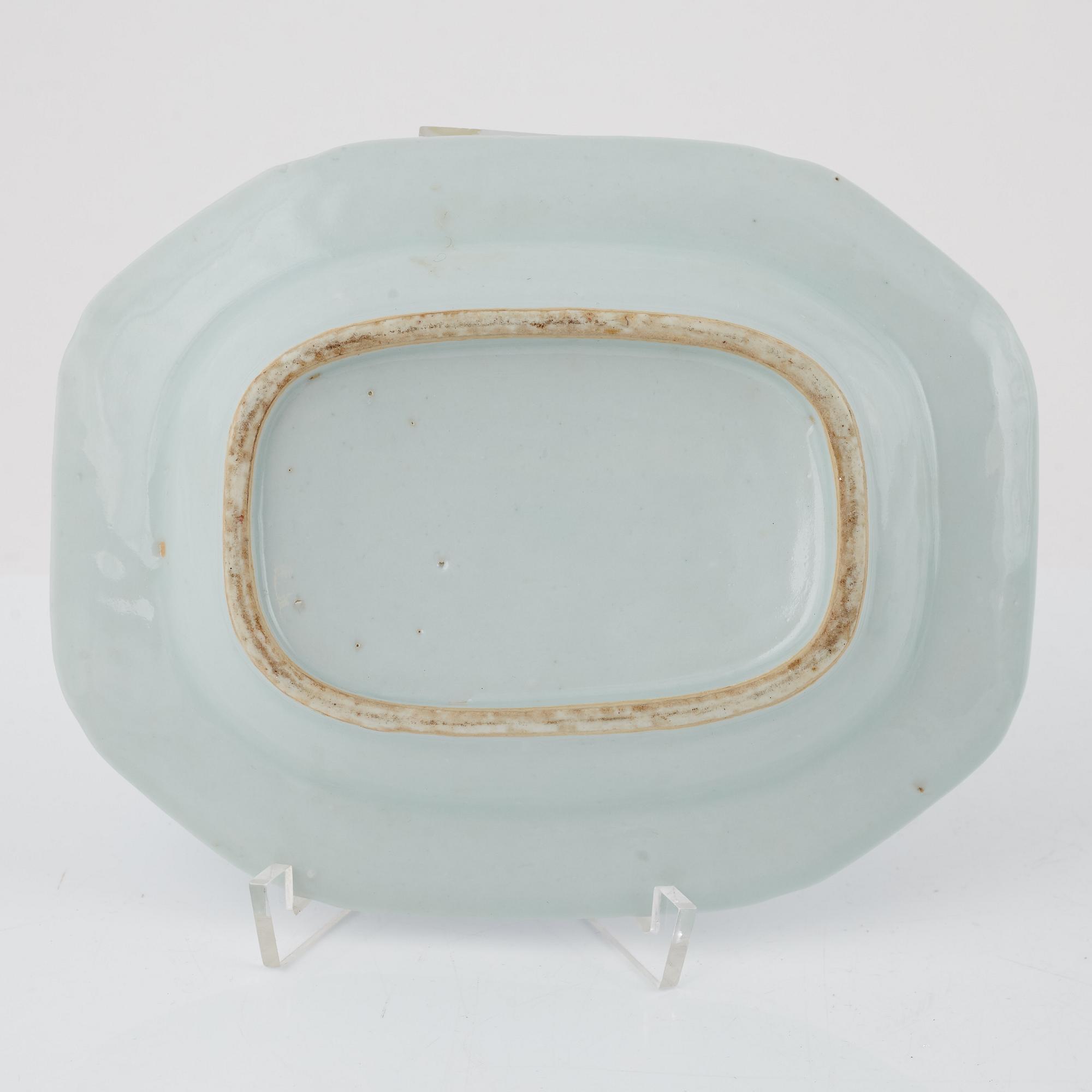 Terrin med lock, tallrik och smörterrin med lock och fat, porslin, Kina, 1700- och 1800-tal.