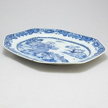 A massive blue and white export porcelain serving dish, Qing dynasty, Qianlong (1736-95).