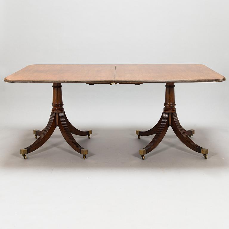 Matbord och 8 stolar, mahogny, tageltyg, England, 1900-talets första hälft.