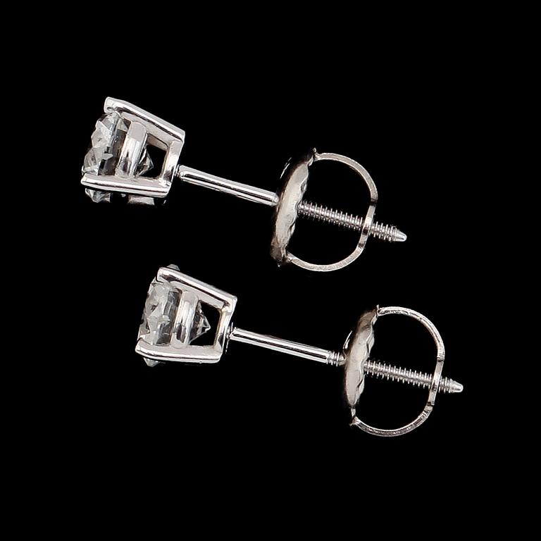 ÖRHÄNGEN, 1 par, 14K vitguld, briljantslipade diamanter tot ca 0.63 ct.
