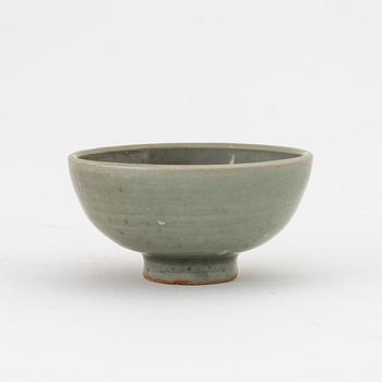 A Longquan ceramic bowl, Ming dynasty (1368-1644).