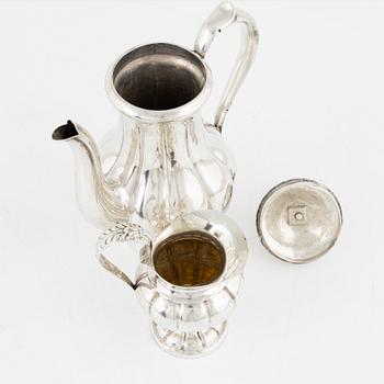 Kaffekanna, silver, Gustaf Theodor Folcker, Stockholm 1849, och gräddsnipa, Gustaf Möllenborg, Stockholm 1839. (2).