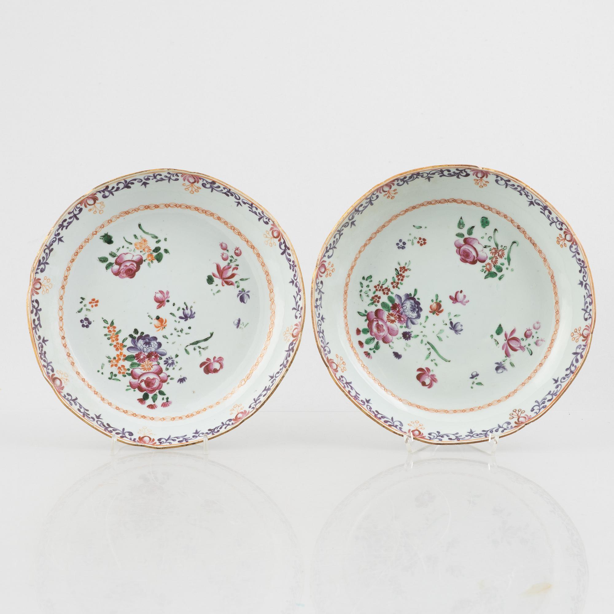 A pair of Chinese export porcelain dishes, Qing dynasty, Qianlong (1736-95).