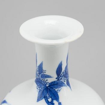 A Chinese blue and white porcelain vase, Qing dynasty, late 19th century.