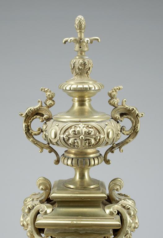 BORDSPENDYL, Louis XVI-stil, troligen Frankrike, 1800-talets andra hälft.