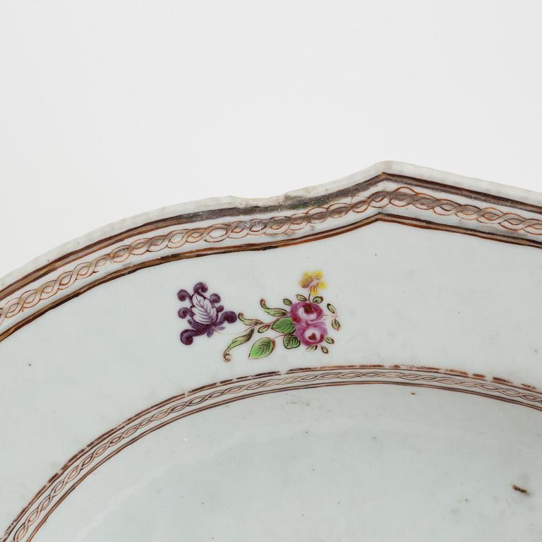 A Chinese porcelain charger, Qing Dynasty, Qianlong (1736-95).