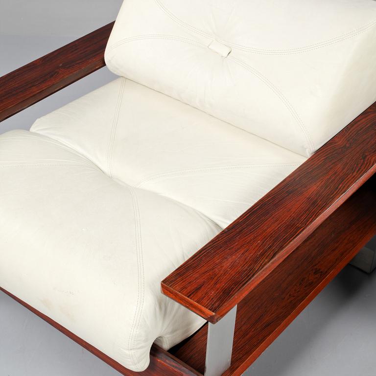 FÅTÖLJER SAMT FOTPALLAR, ett par, omkring 1970.