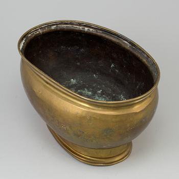 AN 18TH CENTURY BRASS WINE COOLER.