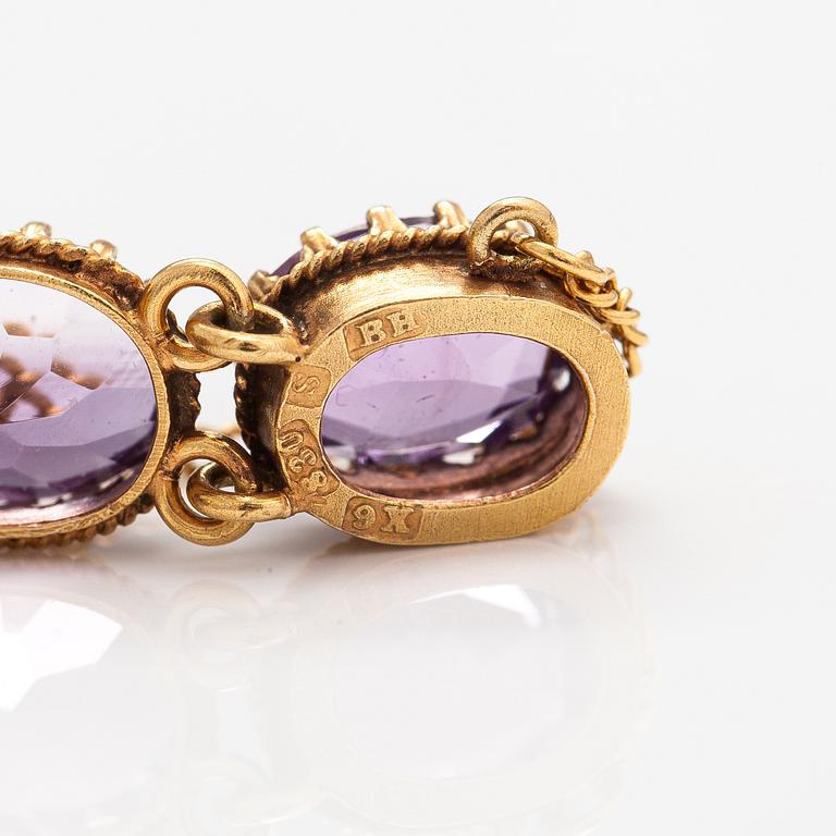 A necklace, bracelet and two brooches in gilded silver and with amethysts and pearls.