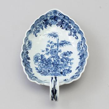 A blue and white sauce boat, Qing dynasty, Qianlong (1736-95).